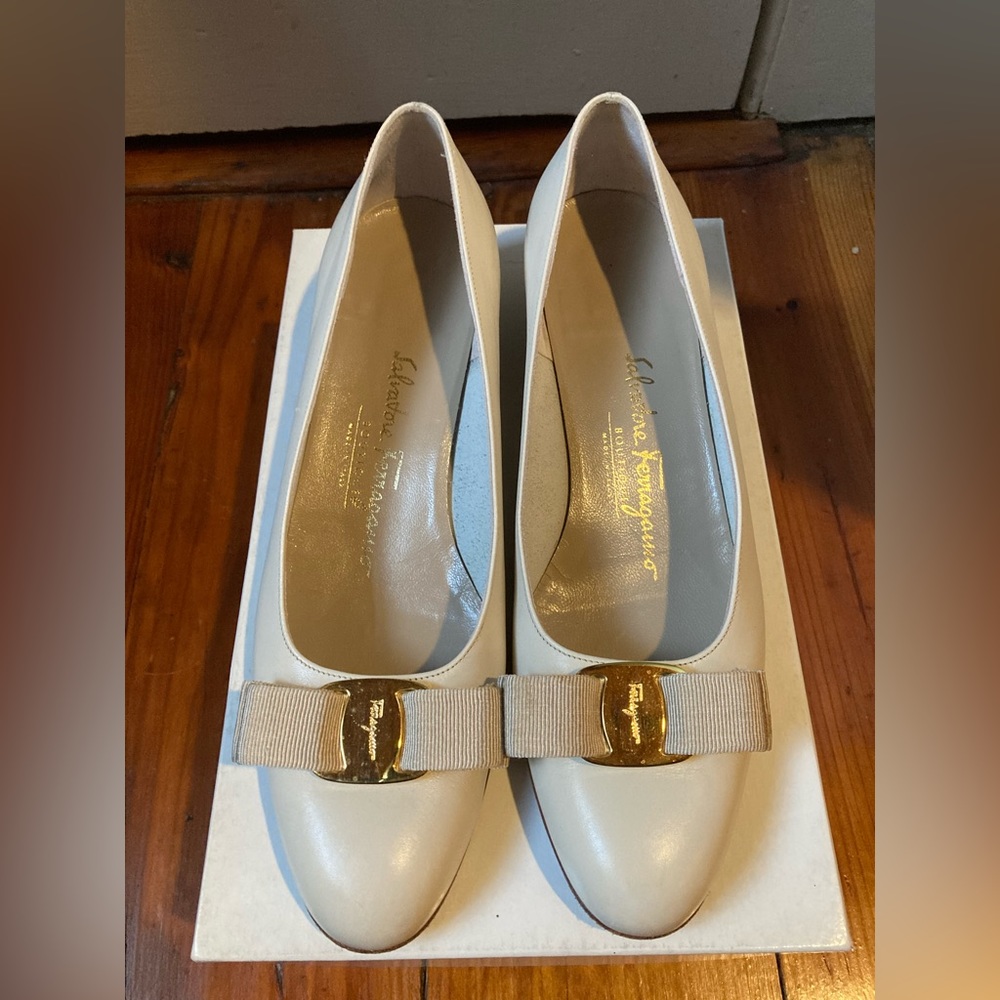 SALVATORE FERRAGAMO Vara Bow ivory 1” block Heel pumps 8B